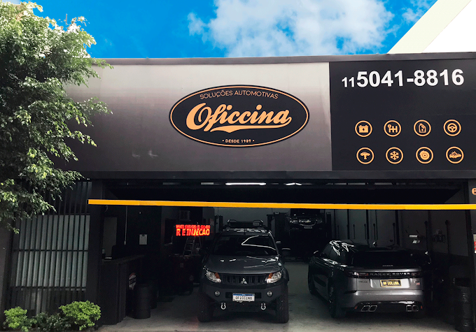 Fachada da Oficcina no Brooklin, com carros de clientes na garagem